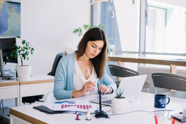 Persona trabajando en contabilidad